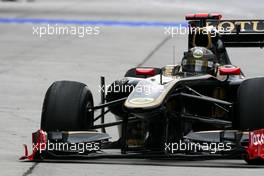 08.04.2011 Sepang, Malaysia,  Nick Heidfeld (GER), Lotus Renault F1 Team gets a brake failure- Formula 1 World Championship, Rd 02, Malaysian Grand Prix, Friday Practice