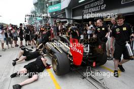08.04.2011 Sepang, Malaysia,  Nick Heidfeld (GER), Lotus Renault F1 Team gets a brake failure - Formula 1 World Championship, Rd 02, Malaysian Grand Prix, Friday Practice