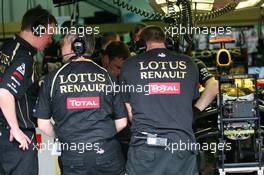 08.04.2011 Sepang, Malaysia,  The Renault team look at Nick Heidfeld (GER), Lotus Renault GP brakes after a brake failure - Formula 1 World Championship, Rd 02, Malaysian Grand Prix, Friday Practice