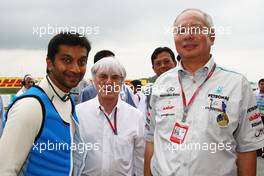 10.04.2011 Sepang, Malaysia,  Narain Karthikeyan (IND), Hispania Racing F1 Team, HRT with Bernie Ecclestone (GBR) - Formula 1 World Championship, Rd 02, Malaysian Grand Prix, Sunday Pre-Race Grid