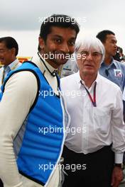10.04.2011 Sepang, Malaysia,  Narain Karthikeyan (IND), Hispania Racing F1 Team, HRT with Bernie Ecclestone (GBR) - Formula 1 World Championship, Rd 02, Malaysian Grand Prix, Sunday Pre-Race Grid