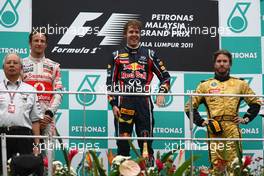 10.04.2011 Sepang, Malaysia,   2nd place Jenson Button (GBR), McLaren Mercedes, 1st place Sebastian Vettel (GER), Red Bull Racing and 3rd place Nick Heidfeld (GER), Lotus Renault GP - Formula 1 World Championship, Rd 02, Malaysian Grand Prix, Sunday Podium