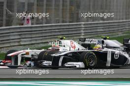 10.04.2011 Sepang, Malaysia,  Sergio Perez (MEX), Sauber F1 Team and Pastor Maldonado (VEN), Williams F1 Team  - Formula 1 World Championship, Rd 02, Malaysian Grand Prix, Sunday Race
