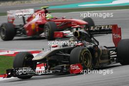 10.04.2011 Sepang, Malaysia,  Nick Heidfeld (GER), Lotus Renault F1 Team  and Felipe Massa (BRA), Scuderia Ferrari  - Formula 1 World Championship, Rd 02, Malaysian Grand Prix, Sunday Race