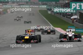 10.04.2011 Sepang, Malaysia,  Mark Webber (AUS), Red Bull Racing and Kamui Kobayashi (JAP), Sauber F1 Team  - Formula 1 World Championship, Rd 02, Malaysian Grand Prix, Sunday Race