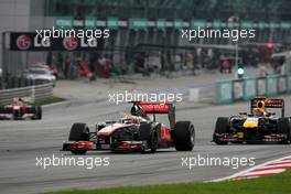 10.04.2011 Sepang, Malaysia,  Lewis Hamilton (GBR), McLaren Mercedes and Mark Webber (AUS), Red Bull Racing  - Formula 1 World Championship, Rd 02, Malaysian Grand Prix, Sunday Race