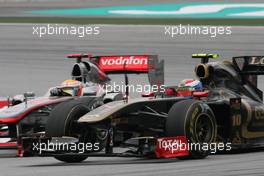 10.04.2011 Sepang, Malaysia,  Vitaly Petrov (RUS), Lotus Renalut F1 Team and Lewis Hamilton (GBR), McLaren Mercedes  - Formula 1 World Championship, Rd 02, Malaysian Grand Prix, Sunday Race