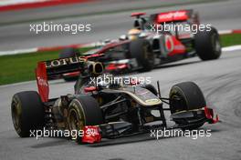 10.04.2011 Sepang, Malaysia,  Nick Heidfeld (GER), Lotus Renault GP leads Lewis Hamilton (GBR), McLaren Mercedes - Formula 1 World Championship, Rd 02, Malaysian Grand Prix, Sunday Race