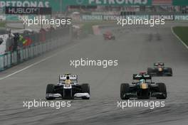 10.04.2011 Sepang, Malaysia,  Pastor Maldonado (VEN), Williams F1 Team and Jarno Trulli (ITA), Team Lotus  - Formula 1 World Championship, Rd 02, Malaysian Grand Prix, Sunday Race