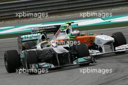 10.04.2011 Sepang, Malaysia,  Nico Rosberg (GER), Mercedes GP and Paul di Resta (GBR), Force India F1 Team  - Formula 1 World Championship, Rd 02, Malaysian Grand Prix, Sunday Race