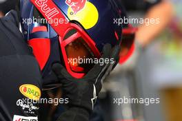 09.04.2011 Sepang, Malaysia,  Red Bull Racing mechanic - Formula 1 World Championship, Rd 02, Malaysian Grand Prix, Saturday
