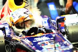 23.09.2011 Singapore, Singapore, Sebastian Vettel (GER), Red Bull Racing keeps cool  - Formula 1 World Championship, Rd 14, Singapore Grand Prix, Friday Practice