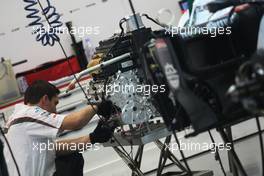 23.09.2011 Singapore, Singapore,  Sauber F1 Team mechanic - Formula 1 World Championship, Rd 14, Singapore Grand Prix, Friday