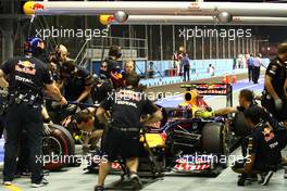 23.09.2011 Singapore, Singapore, Mark Webber (AUS), Red Bull Racing practice pit stop - Formula 1 World Championship, Rd 14, Singapore Grand Prix, Friday Practice