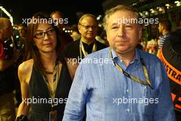 25.09.2011 Singapore, Singapore, Michelle Yeoh (MLY), ex. James Bond girl, actor, Girlfriend of Jean Todt with Jean Todt (FRA), FIA president  - Formula 1 World Championship, Rd 14, Singapore Grand Prix, Sunday Pre-Race Grid