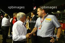 25.09.2011 Singapore, Singapore, Bernie Ecclestone (GBR) with Paul Hembury of Pirelli   - Formula 1 World Championship, Rd 14, Singapore Grand Prix, Sunday Pre-Race Grid