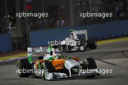 25.09.2011 Singapore, Singapore, Paul di Resta (GBR), Force India F1 Team leads Sergio Perez (MEX), Sauber F1 Team  - Formula 1 World Championship, Rd 14, Singapore Grand Prix, Sunday Race