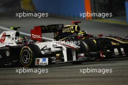 25.09.2011 Singapore, Singapore, Sergio Perez (MEX), Sauber F1 Team and Bruno Senna (BRA), Lotus Renault GP  - Formula 1 World Championship, Rd 14, Singapore Grand Prix, Sunday Race