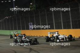 25.09.2011 Singapore, Singapore, Michael Schumacher (GER), Mercedes GP Petronas F1 Team and Kamui Kobayashi (JAP), Sauber F1 Team  - Formula 1 World Championship, Rd 14, Singapore Grand Prix, Sunday Race