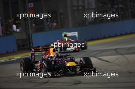 25.09.2011 Singapore, Singapore, Mark Webber (AUS), Red Bull Racing leads Felipe Massa (BRA), Scuderia Ferrari  - Formula 1 World Championship, Rd 14, Singapore Grand Prix, Sunday Race