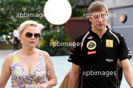 24.09.2011 Singapore, Singapore,  Vitaly Petrov (RUS), Lotus Renalut F1 Team and his manager - Formula 1 World Championship, Rd 14, Singapore Grand Prix, Saturday