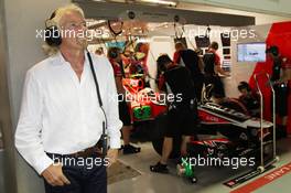 24.09.2011 Singapore, Singapore, Sir Richard Branson sand Jerome d'Ambrosio (BEL), Marussia Virgin Racing  - Formula 1 World Championship, Rd 14, Singapore Grand Prix, Saturday Qualifying