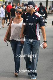 24.09.2011 Singapore, Singapore,  Pastor Maldonado (VEN), Williams F1 Team and his girlfriend  - Formula 1 World Championship, Rd 14, Singapore Grand Prix, Saturday