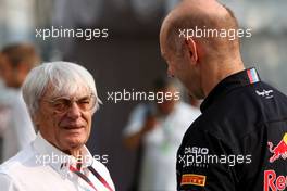 24.09.2011 Singapore, Singapore,  Bernie Ecclestone (GBR) and Adrian Newey (GBR), Red Bull Racing, Technical Operations Director  - Formula 1 World Championship, Rd 14, Singapore Grand Prix, Saturday