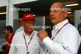 25.09.2011 Singapore, Singapore,  Niki Lauda (AUT) and Ron Dennis (GBR) - Formula 1 World Championship, Rd 14, Singapore Grand Prix, Sunday