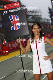 25.09.2011 Singapore, Singapore,  Grid girl, Lewis Hamilton (GBR), McLaren Mercedes  - Formula 1 World Championship, Rd 14, Singapore Grand Prix, Sunday