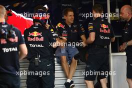 22.09.2011 Singapore, Singapore, Sebastian Vettel (GER), Red Bull Racing with his mechanics  - Formula 1 World Championship, Rd 14, Singapore Grand Prix, Thursday