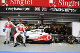 22.09.2011 Singapore, Singapore, Jenson Button (GBR), McLaren Mercedes and Lewis Hamilton (GBR), McLaren Mercedes with a new sponser Lucozade - Formula 1 World Championship, Rd 14, Singapore Grand Prix, Thursday