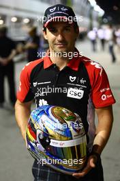 22.09.2011 Singapore, Singapore, Timo Glock (GER), Marussia Virgin Racing with a special edition helmet  - Formula 1 World Championship, Rd 14, Singapore Grand Prix, Thursday