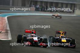 13.11.2011 Abu Dhabi, Abu Dhabi,  Mark Webber (AUS), Red Bull Racing and Jenson Button (GBR), McLaren Mercedes  - Formula 1 World Championship, Rd 18, Abu Dhabi Grand Prix, Sunday Race