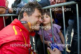 06.-12.06.2011 Le Mans, France Michael Waltrip and a young fan - 24 Hour of Le Mans 2011