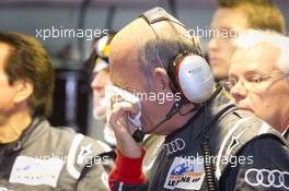 06.-12.06.2011 Le Mans, France, Race, Dr. Wolfgang Ullrich reaction after the crash of #1 Audi Sport Team Joest Audi R18 TDI: Timo Bernhard, Romain Dumas, Mike Rockenfeller - 24 Hour of Le Mans 2011