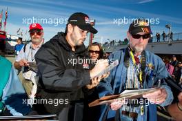 27.01.2011 Daytona Beach, Practice and Qualifying Jimmie Johnson signs autographs - Grand-Am Rolex SportsCcar Series, Rolex24 at Daytona Beach, USA