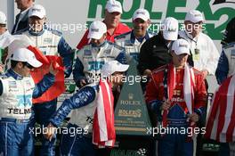 29.-30.01.2011 Daytona Beach, #01 Chip Ganassi Racing with Felix Sabates BMW Riley: Scott Pruett kiss the Winner Trophy - Grand-Am Rolex SportsCcar Series, Rolex24 at Daytona Beach, USA