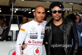 Lewis Hamilton (GBR), McLaren Mercedes and Lenny Kravitz (USA), singer 16.03.2012. Formula 1 World Championship, Rd 1, Australian Grand Prix, Melbourne, Australia, Friday