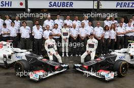 Sauber team photo with Kamui Kobayashi (JAP), Sauber F1 Team, Sergio Perez (MEX), Sauber F1 Team and Peter Sauber (SUI), Sauber F1 Team, Team Principal  16.03.2012. Formula 1 World Championship, Rd 1, Australian Grand Prix, Melbourne, Australia, Friday