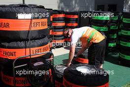 Force India mechanic 17.03.2012. Formula 1 World Championship, Rd 1, Australian Grand Prix, Melbourne, Australia, Saturday