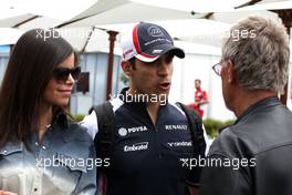 Pastor Maldonado (VEN), Williams F1 Team and his girlfriend, Eddie Jordan (IRL) 18.03.2012. Formula 1 World Championship, Rd 1, Australian Grand Prix, Melbourne, Australia, Sunday