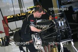 Team Lotus mechanic 15.03.2012. Formula 1 World Championship, Rd 1, Australian Grand Prix, Melbourne, Australia, Thursday
