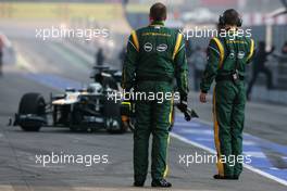 03.03.2012, Barcelona, Spain, Caterham F1 Team mechanics, Heikki Kovalainen (FIN), Caterham F1 Team   - Formula 1 Testing, day 3 - Formula 1 World Championship