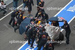 04.03.2012, Barcelona, Spain, Sebastian Vettel (GER), Red Bull Racing and the Red Bull mechanics try to hide his car - Formula 1 Testing, day 4 - Formula 1 World Championship