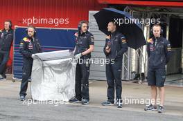 04.03.2012, Barcelona, Spain, The Red Bull team wait for Sebastian Vettel (GER), Red Bull Racing to return to the pits - Formula 1 Testing, day 4 - Formula 1 World Championship