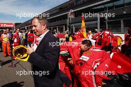 Martin Brundle (GBR) Sky Sports Commentator with a hard hat on the grid. 02.09.2012. Formula 1 World Championship, Rd 12, Belgian Grand Prix, Spa Francorchamps, Belgium, Race Day