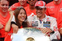 Race winner Jenson Button (GBR) McLaren celebrates with Jessica Michibata (JPN) and the team 02.09.2012. Formula 1 World Championship, Rd 12, Belgian Grand Prix, Spa Francorchamps, Belgium, Race Day