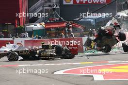 A crash at the start of the race involving Lewis Hamilton (GBR) McLaren MP4/27 and Romain Grosjean (FRA) Lotus F1 E20; Fernando Alonso (ESP) Ferrari F2012; Sergio Perez (MEX) Sauber C31 and Pastor Maldonado (VEN) Williams FW34. 02.09.2012. Formula 1 World Championship, Rd 12, Belgian Grand Prix, Spa Francorchamps, Belgium, Race Day