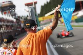 A marshal waves the blue flag 02.09.2012. Formula 1 World Championship, Rd 12, Belgian Grand Prix, Spa Francorchamps, Belgium, Race Day